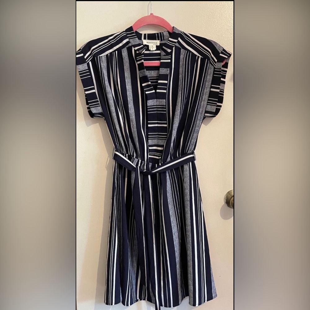 Monteau Tie Waist Striped Dress Size Small -blue & white
97%poylester 3% Spandex